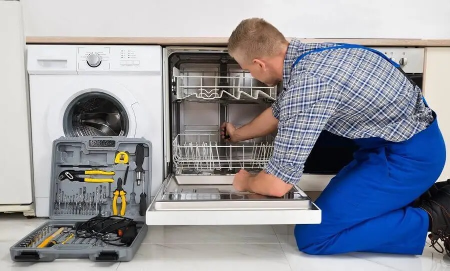 İzmit Gorenje servisi teknisyen ekibi beyaz eşya tamiri yaparken